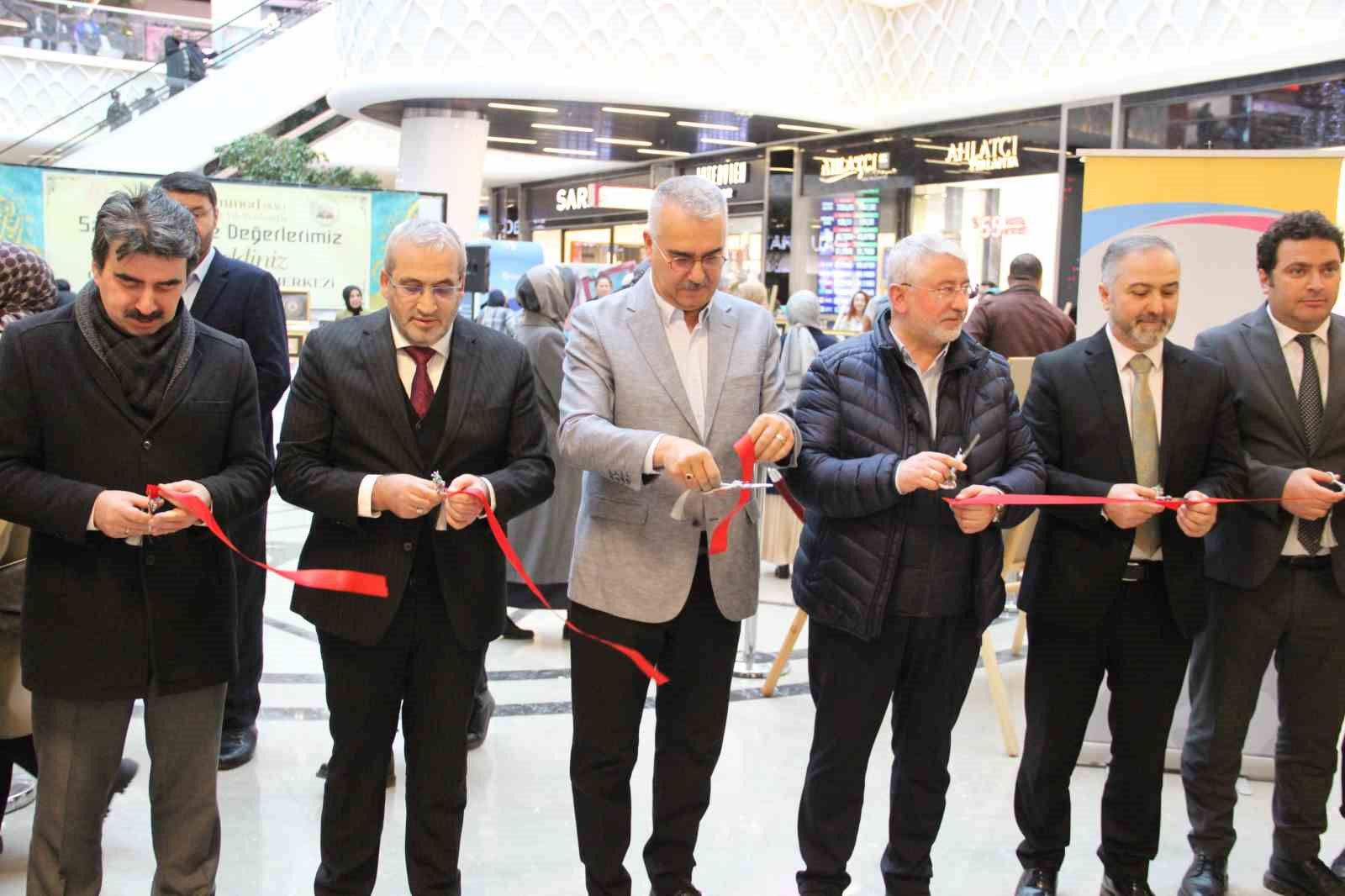 Mevlid-i Nebi’nin bin 500. yılına özel sergi büyük ilgi gördü
Mevlid-i Nebi’nin bin 500. yılına özel sergi büyük ilgi gördü