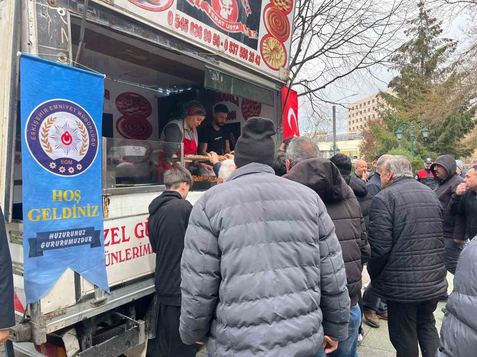 Mevlit çıkışı vatandaşlara lokma ikramı
