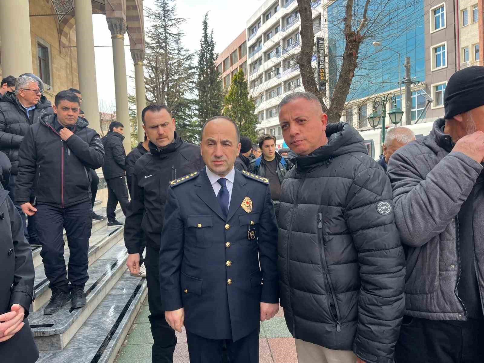 Mevlit çıkışı vatandaşlara lokma ikramı
