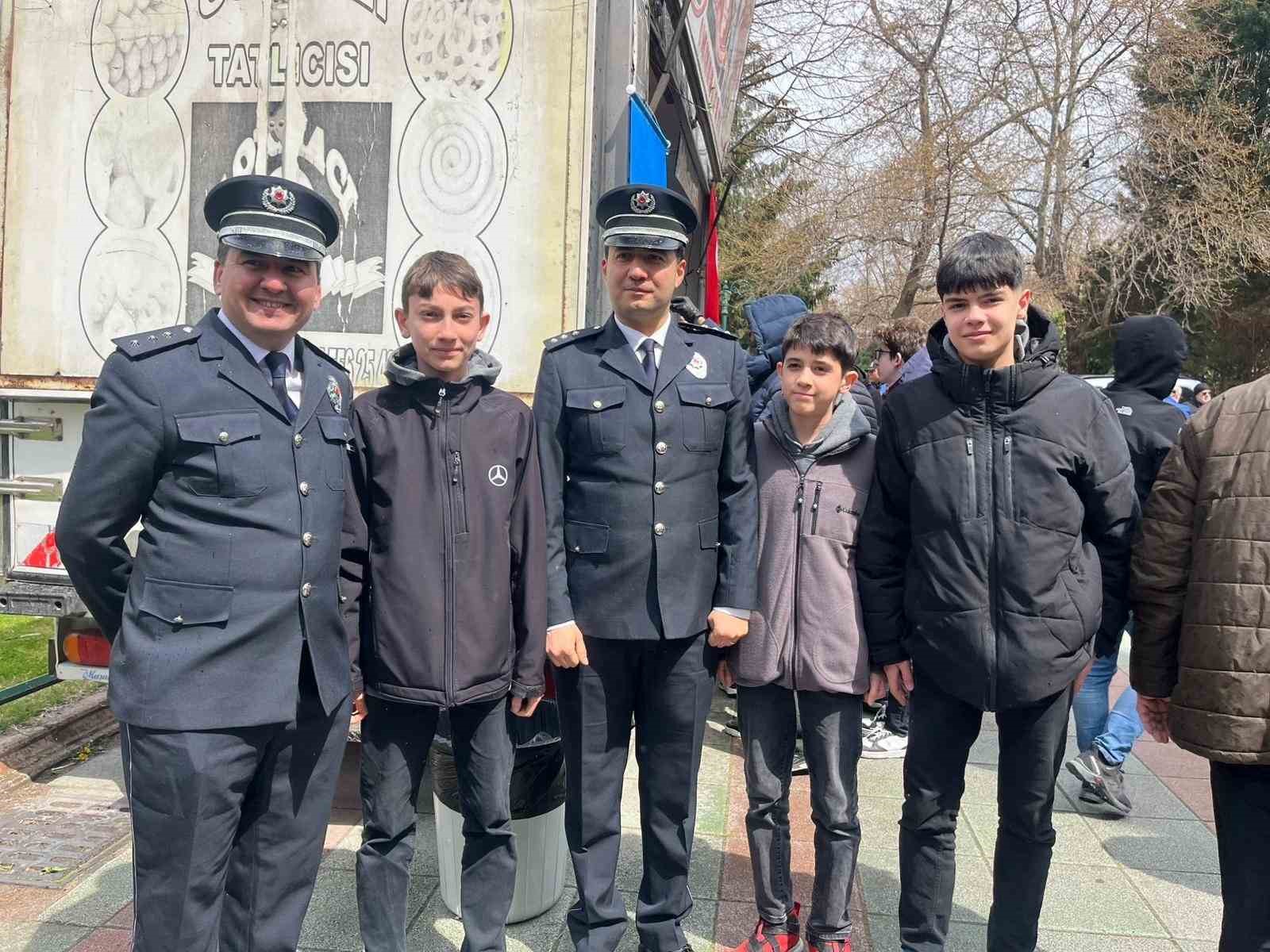 Mevlit çıkışı vatandaşlara lokma ikramı
