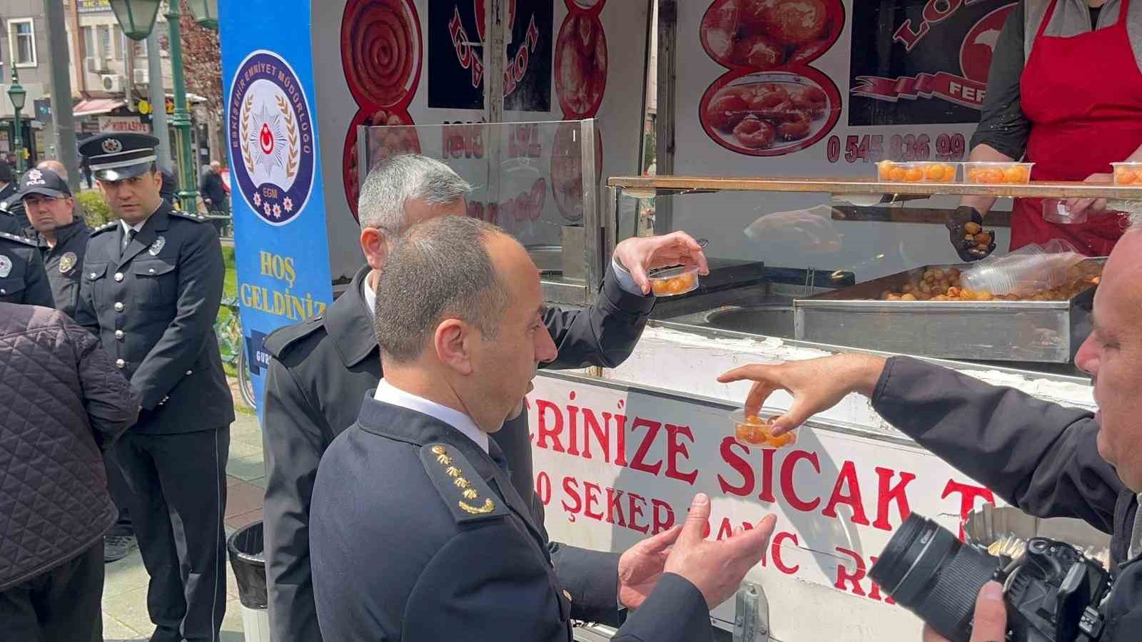 Mevlit çıkışı vatandaşlara lokma ikramı
