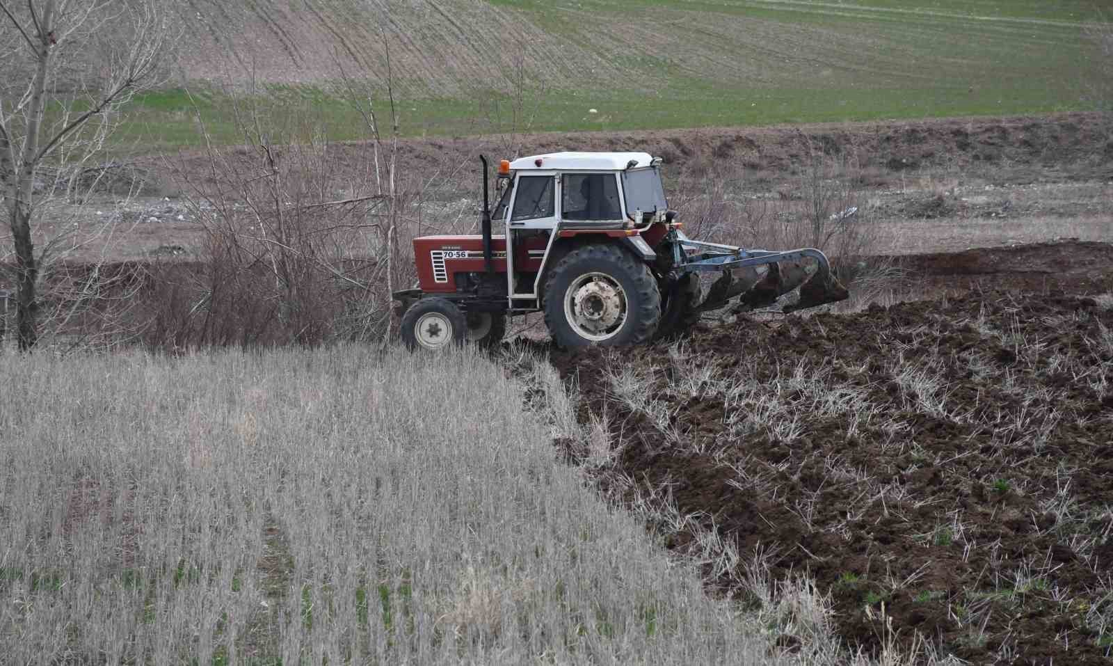 Mevsim yağmurları öncesi çiftçiler gübre mesaisine başladı
