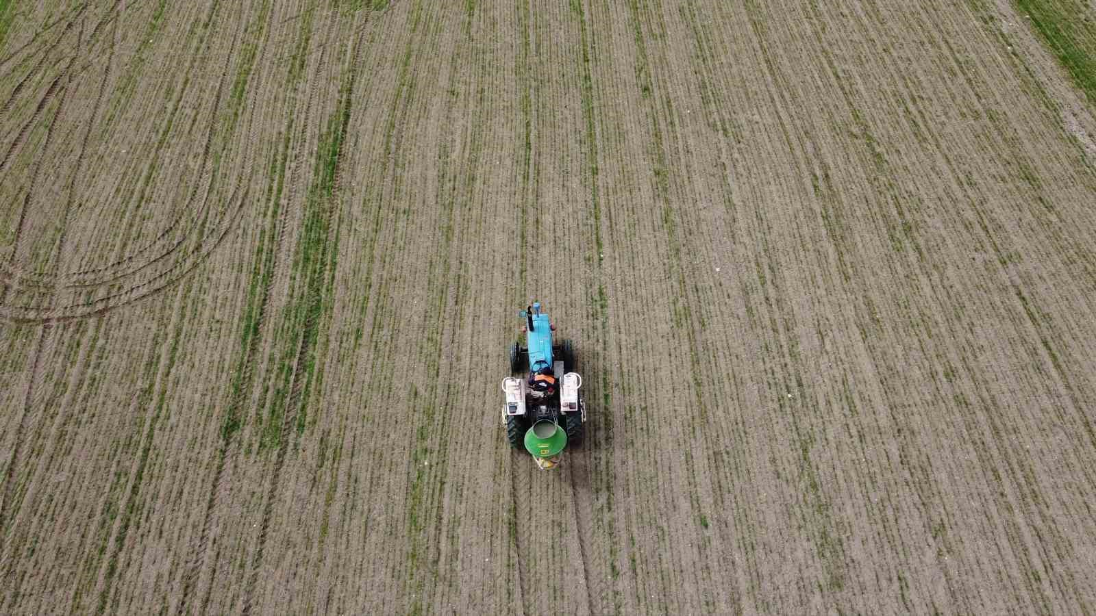 Mevsim yağmurları öncesi çiftçiler gübre mesaisine başladı
