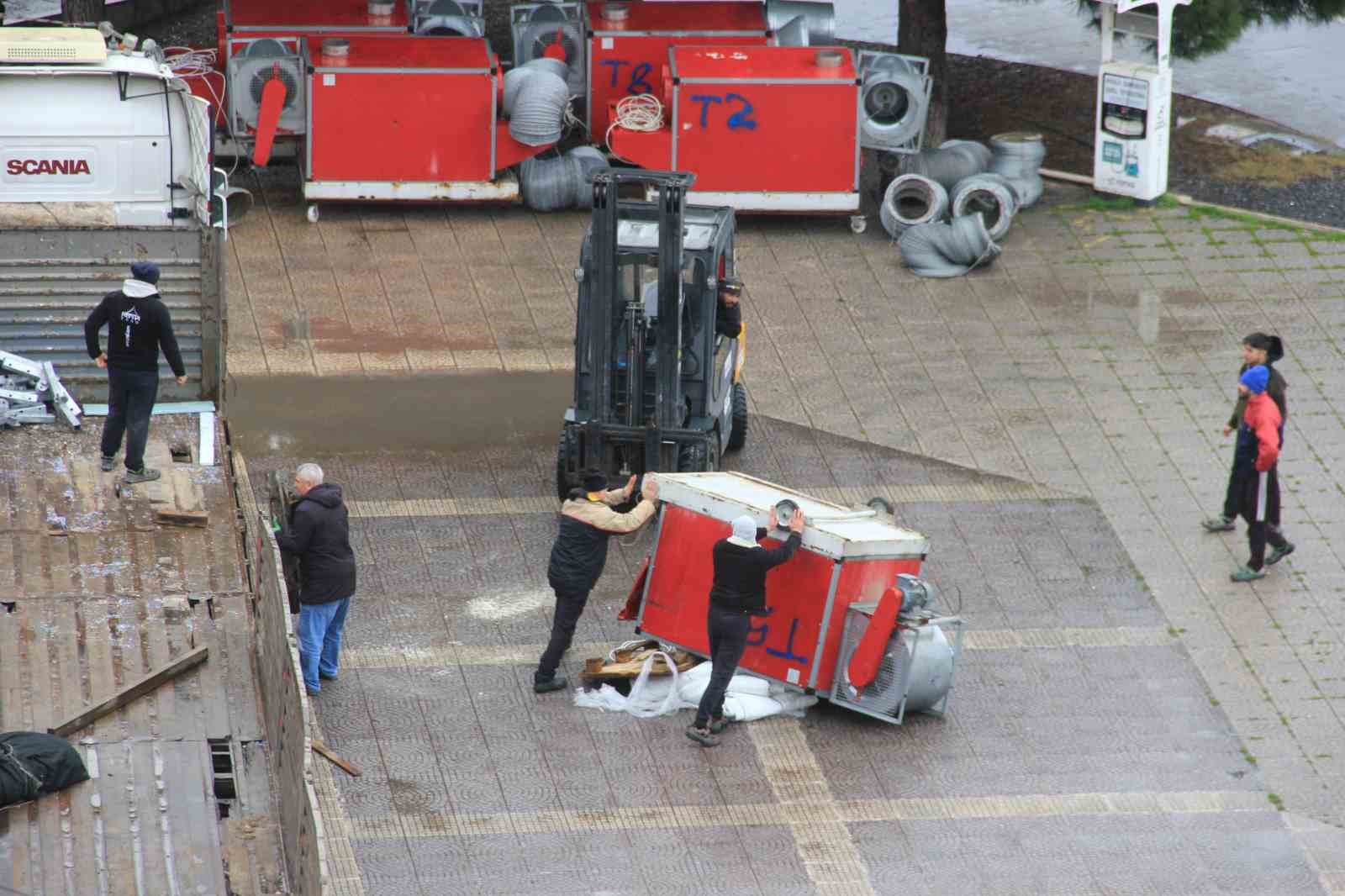 Meydanda korkutan iş kazası: Tırdan indirilen havalandırma ünitesi devrildi
