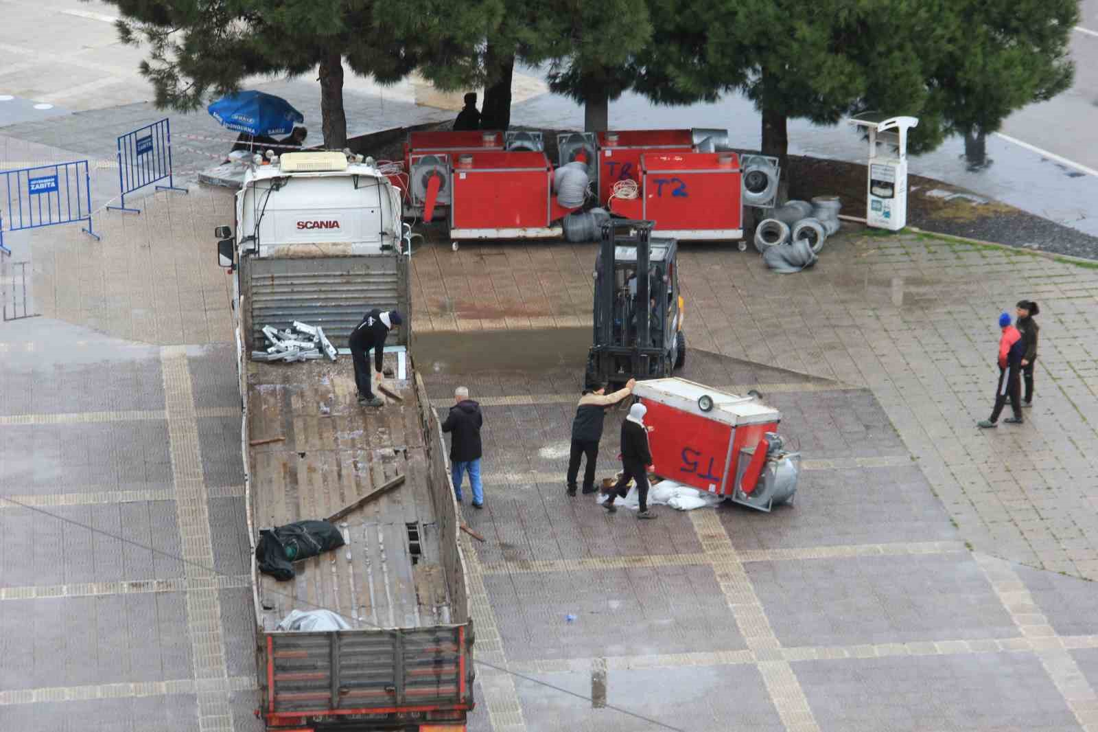 Meydanda korkutan iş kazası: Tırdan indirilen havalandırma ünitesi devrildi
