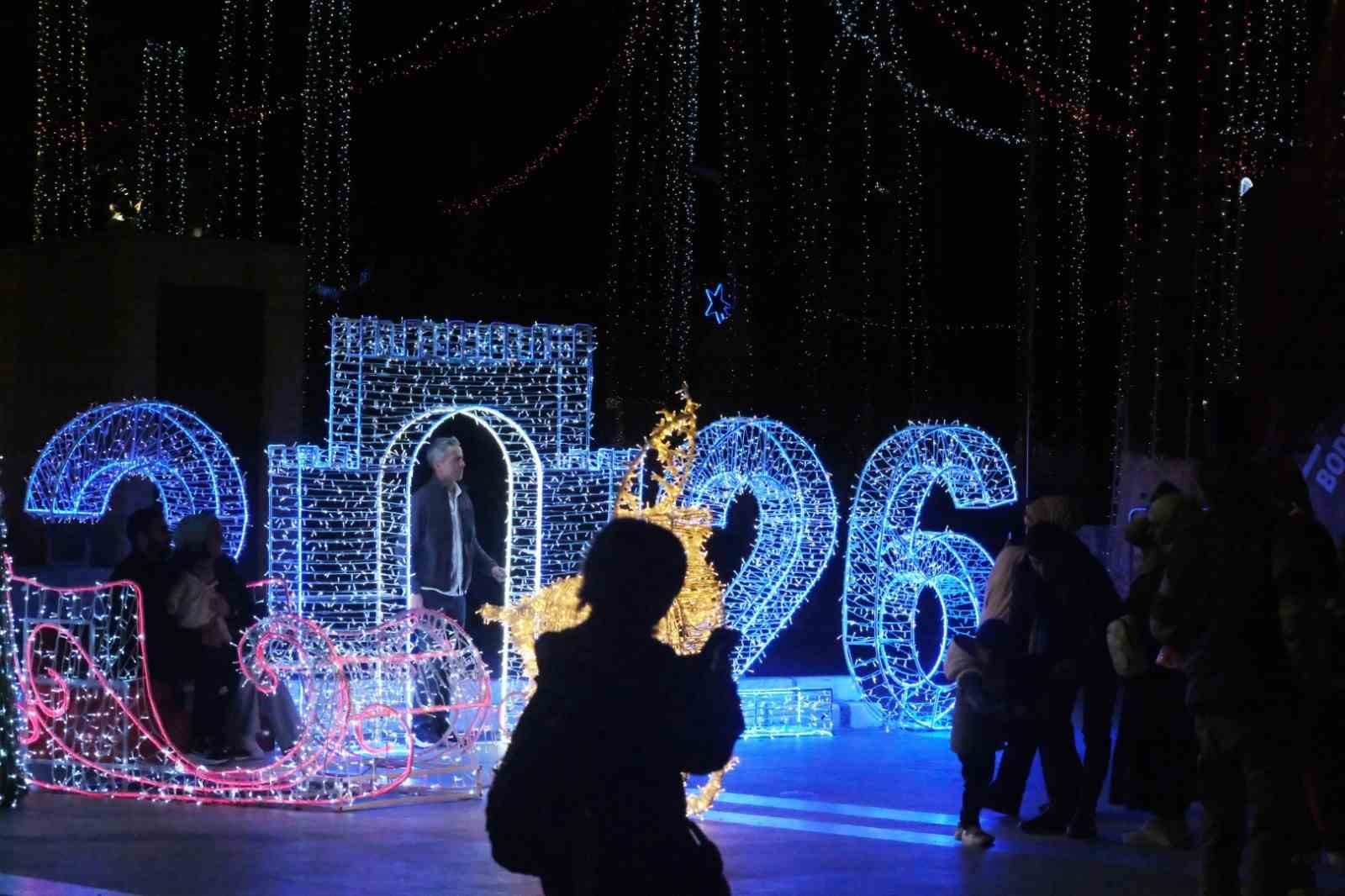 Meydanın ışıltısı fotoğraf karelerine yansıdı
