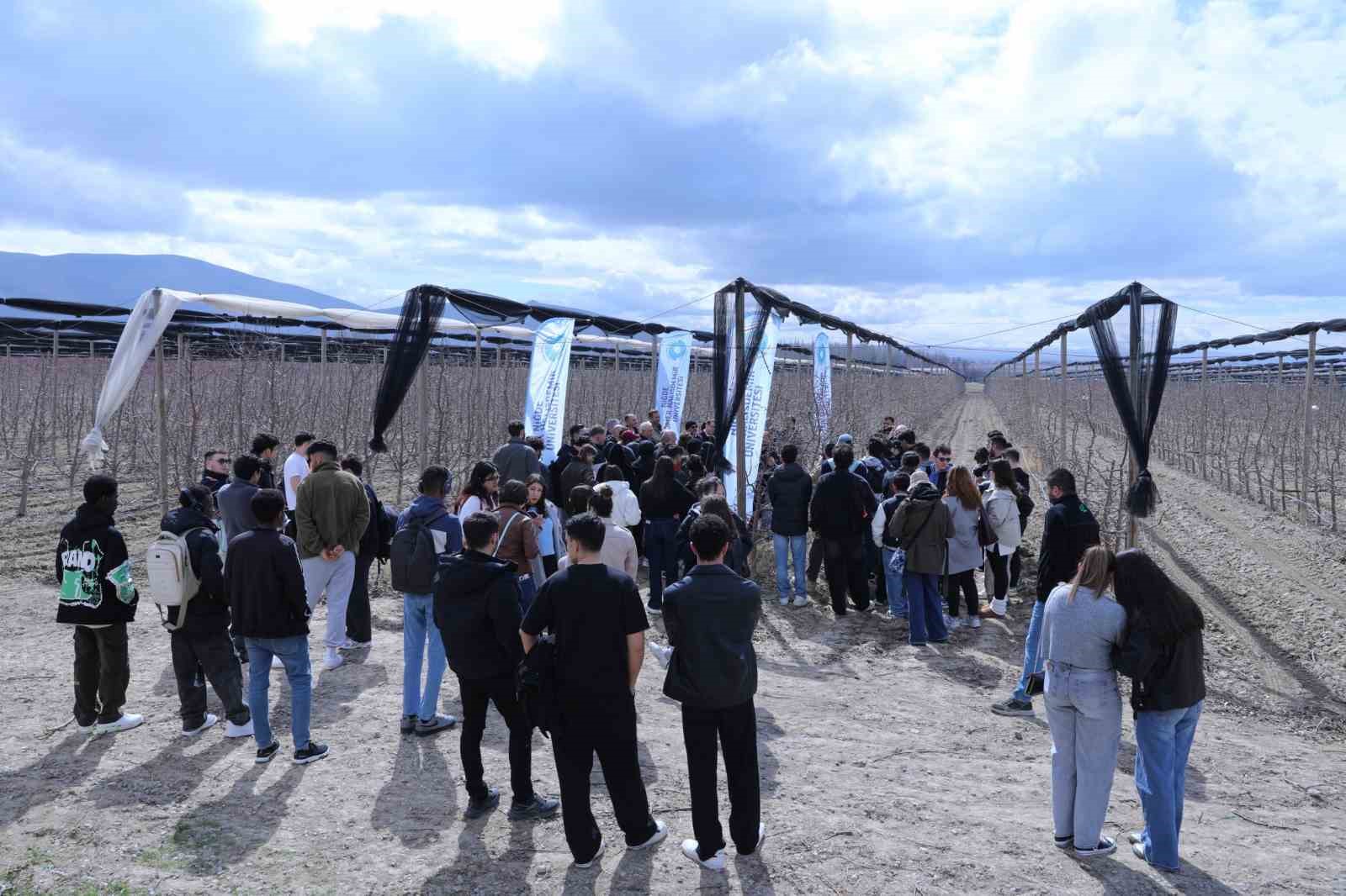 Meyve ağaçlarında doğru budama yöntemleri öğretildi
Meyve ağaçlarında doğru budama yöntemleri öğretildi