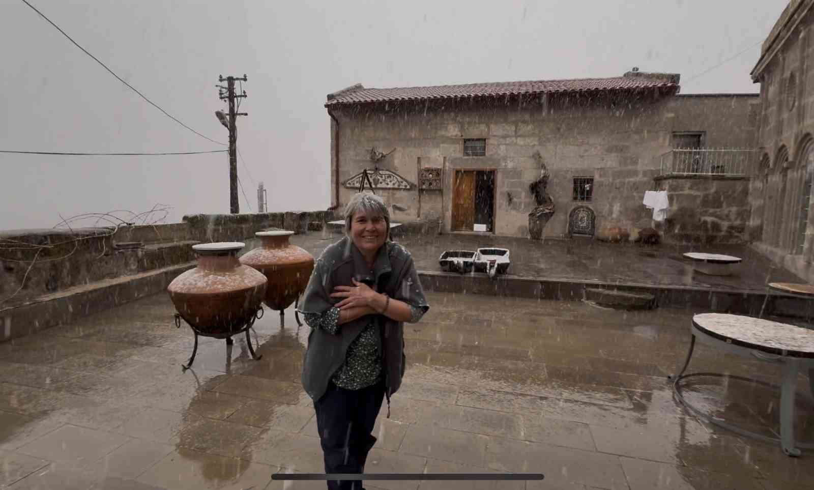 Meyve ağaçlarının çiçek açtığı Güzelyurt’ta kar yağışı
