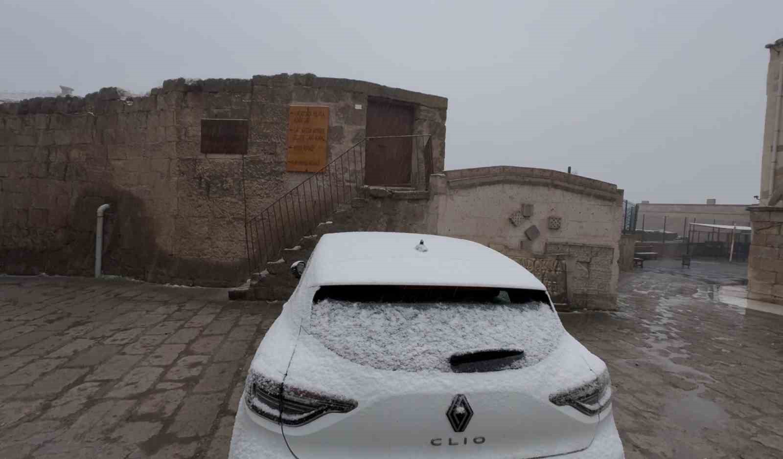 Meyve ağaçlarının çiçek açtığı Güzelyurt’ta kar yağışı

