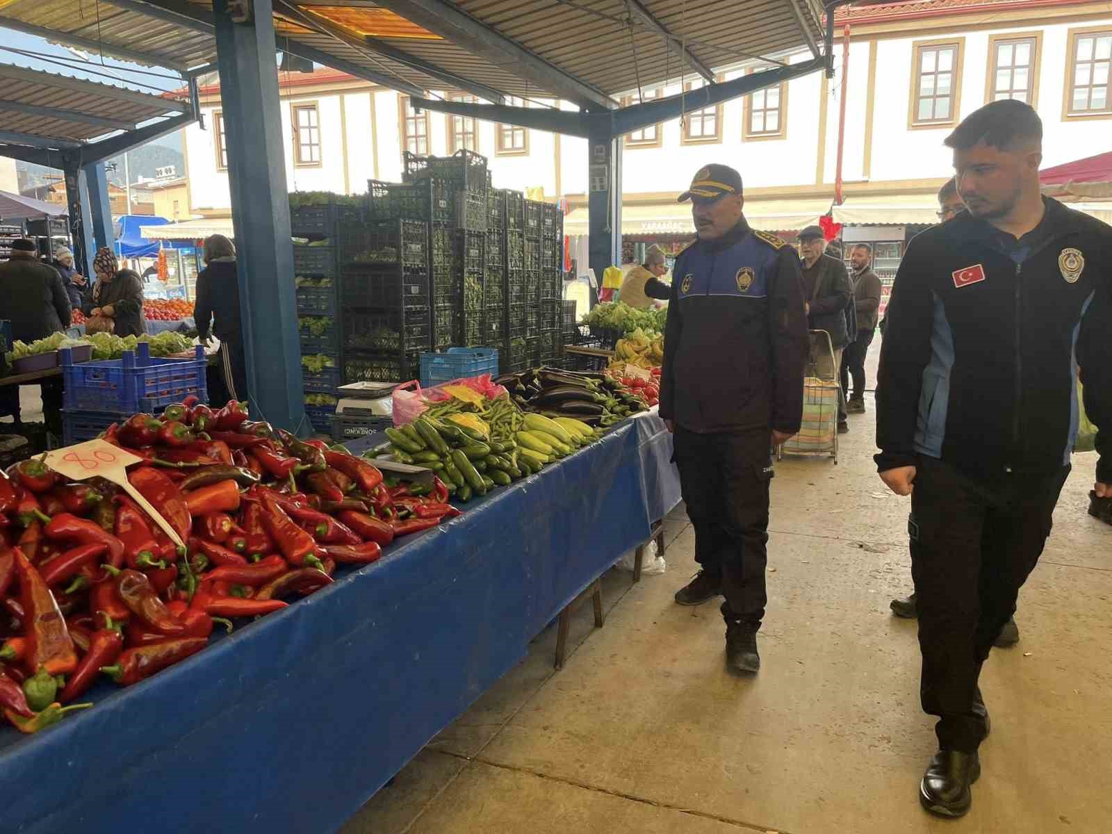 Meyve sebze pazarında fiyat etiketi denetimi
