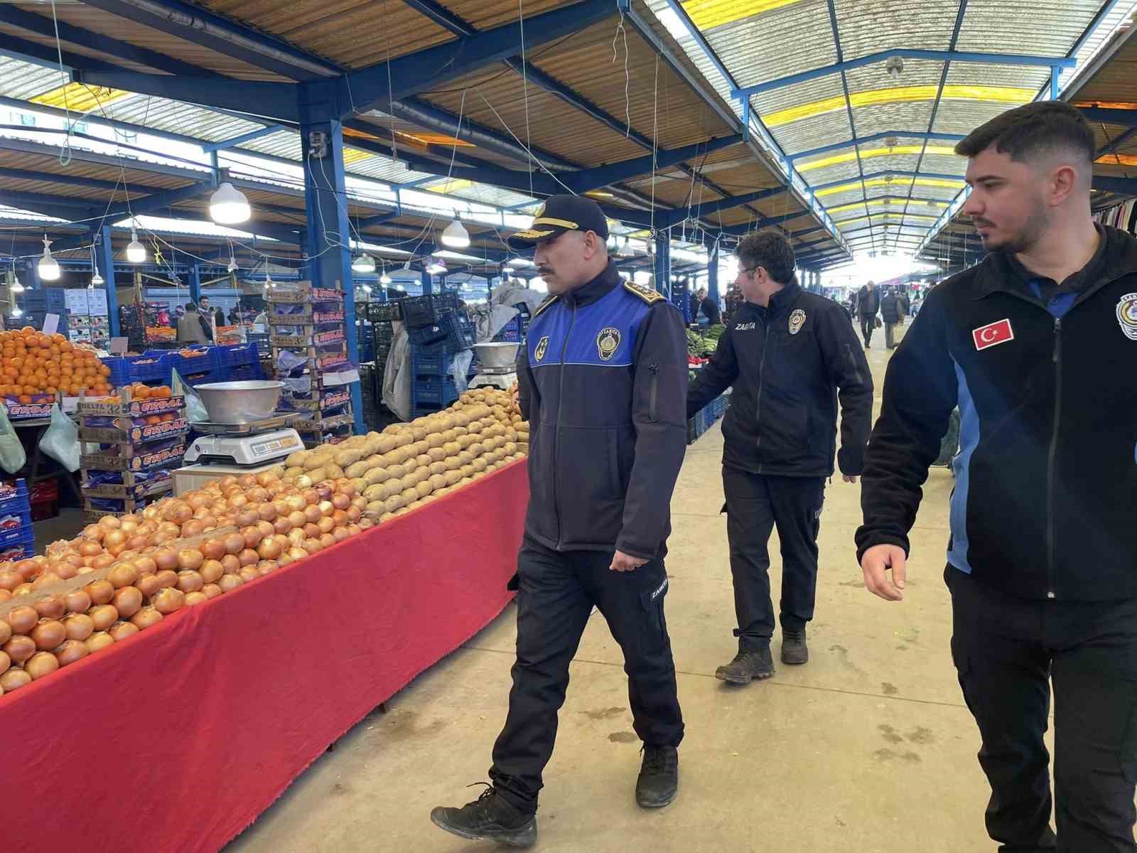 Meyve sebze pazarında fiyat etiketi denetimi
