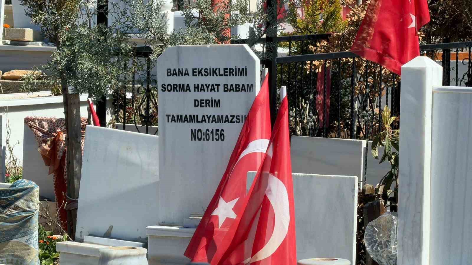 Mezar taşlarındaki her bir yazı hüzne boğuyor

