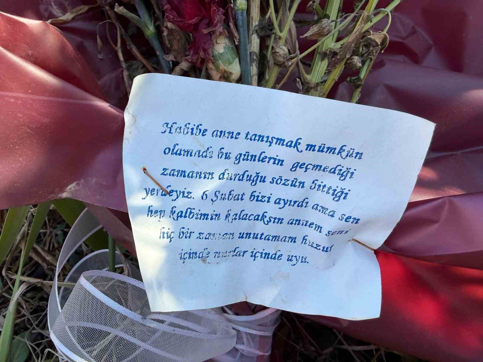 Mezar taşlarındaki her bir yazı hüzne boğuyor
