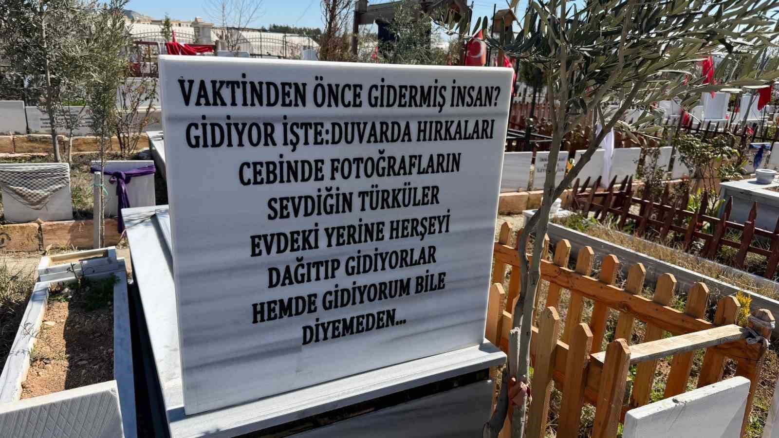 Mezar taşlarındaki her bir yazı hüzne boğuyor
