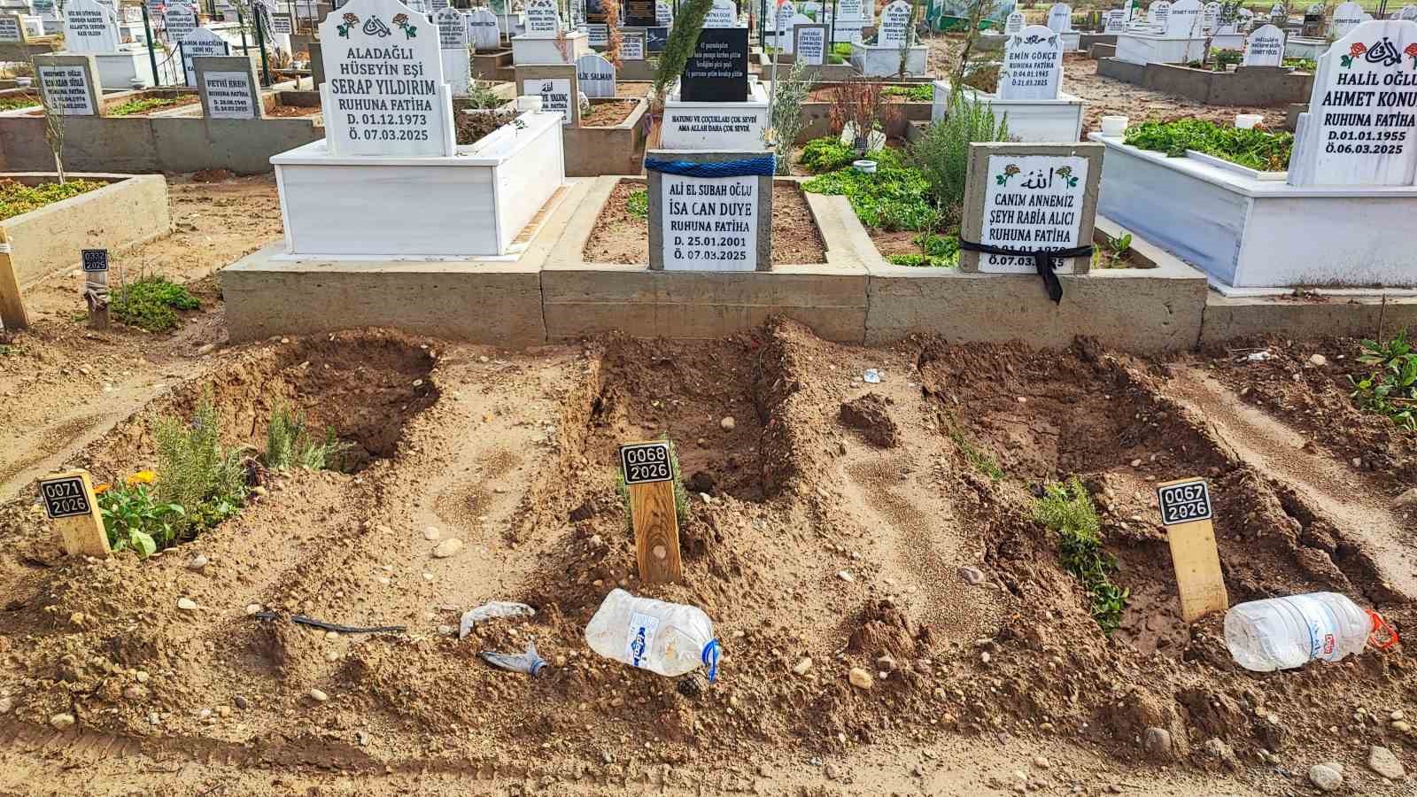 Mezarlar selde çöktü aileler isyan etti
