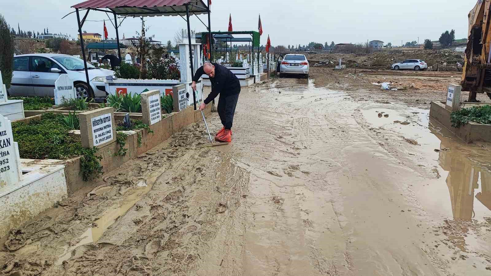 Mezarlar selde çöktü aileler isyan etti
