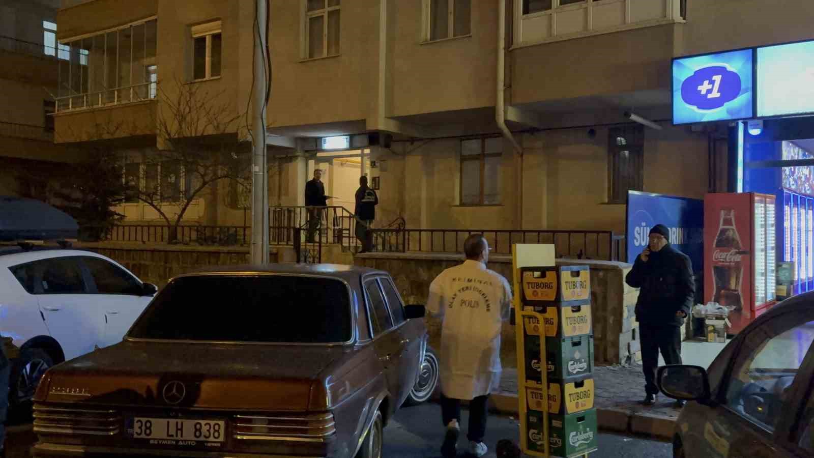 Mezarlık ziyareti dönüşü eşini evde ölü buldu
