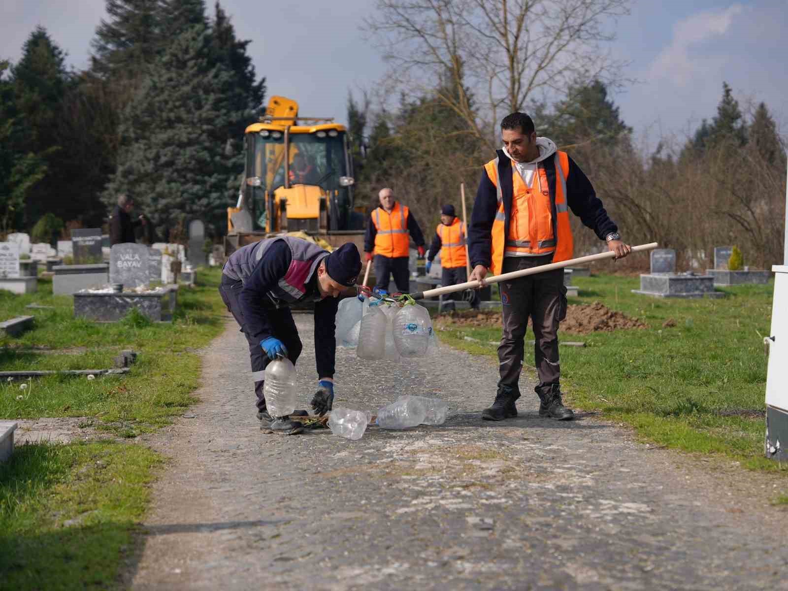 Mezarlıklar Ramazan Bayramı’na hazırlanıyor
