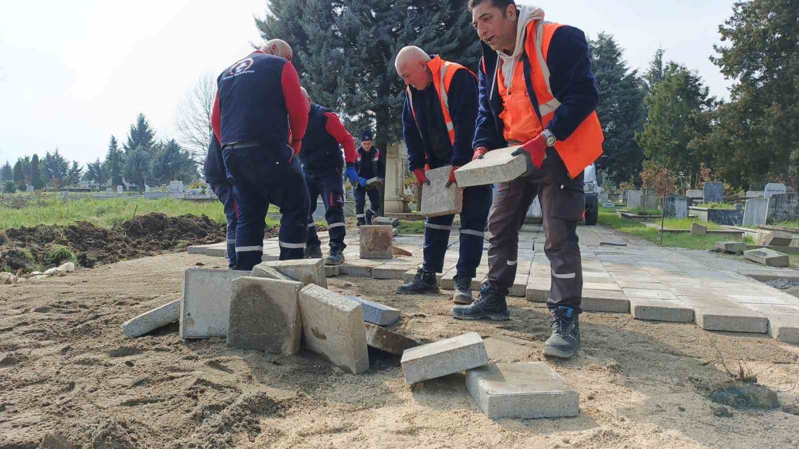 Mezarlıklar Ramazan Bayramı’na hazırlanıyor
