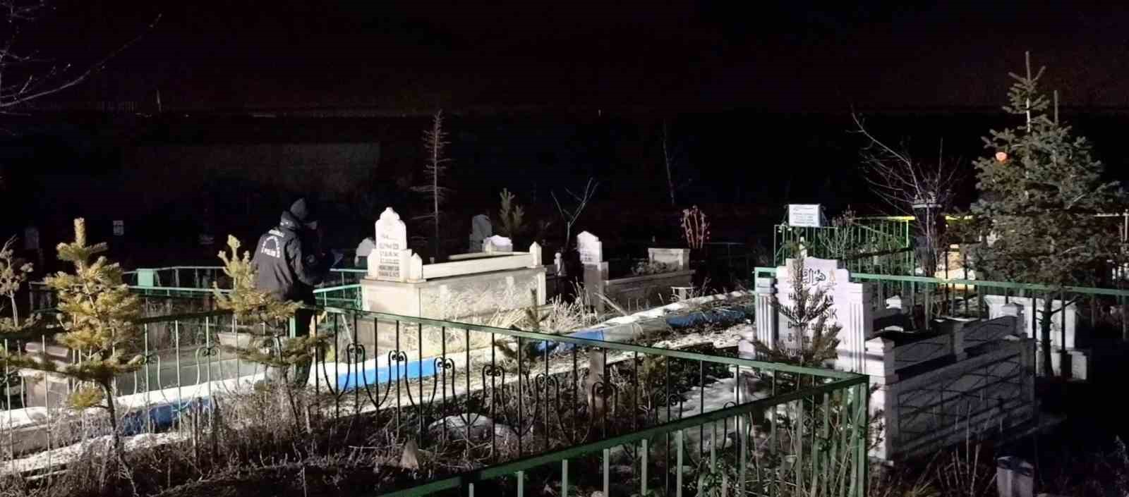 Mezarlıkta çöp poşeti içinde cenin bulundu
