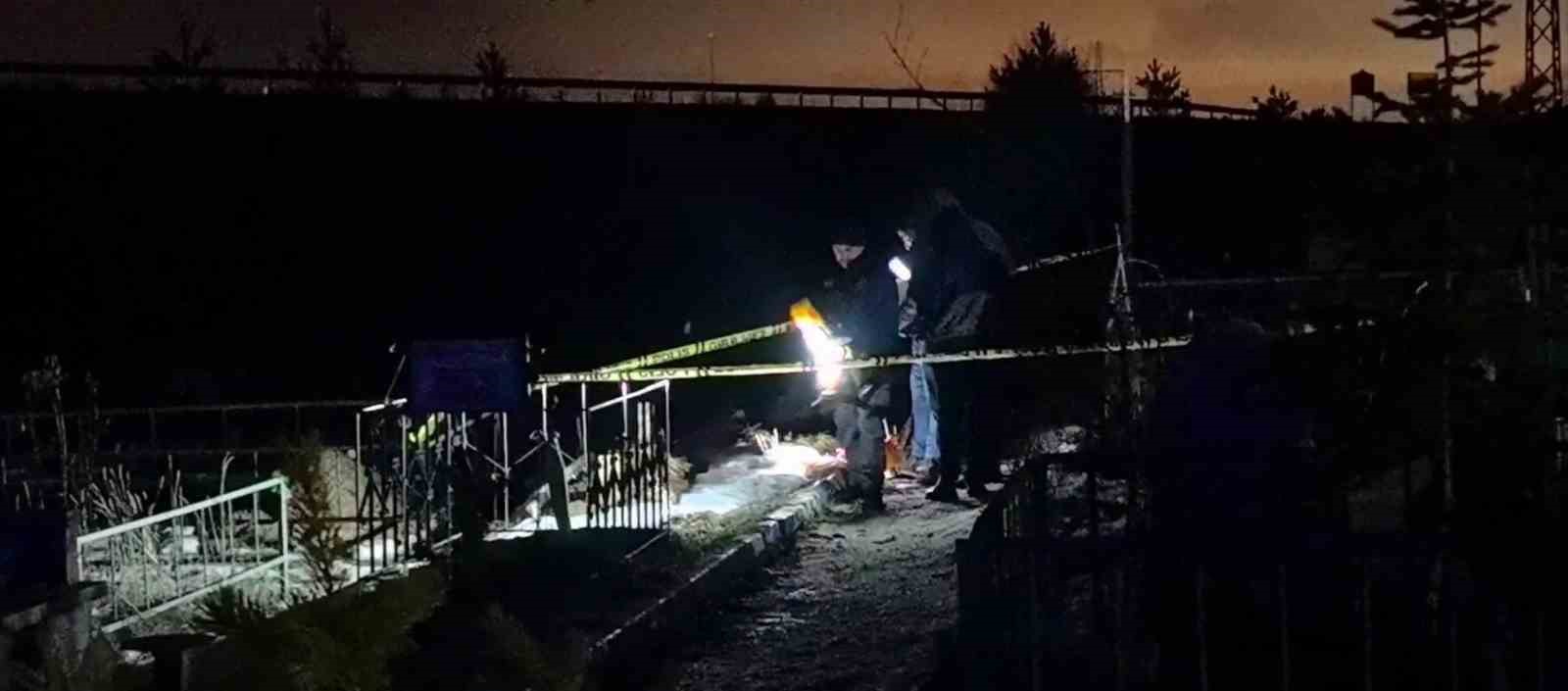 Mezarlıkta çöp poşeti içinde cenin bulundu
