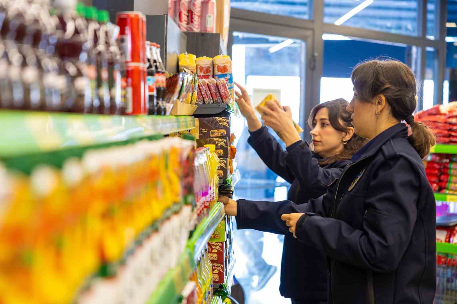 Mezitli Belediyesi denetimde tarihi geçmiş ürünlere geçit vermedi
Mezitli Belediyesi denetimde tarihi geçmiş ürünlere geçit vermedi