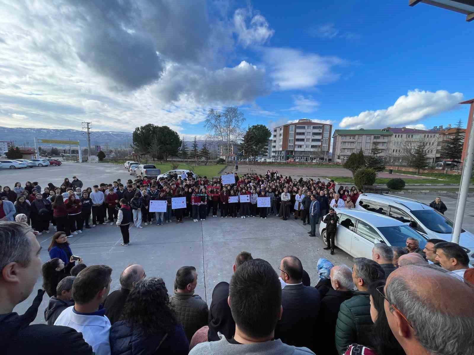 Mezun öğrencilerinden öğretmenlerine unutulmaz veda
