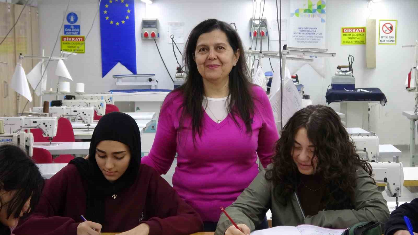 Mezun olduğu lisede 30 yıldır öğretmenlik yapıyor
