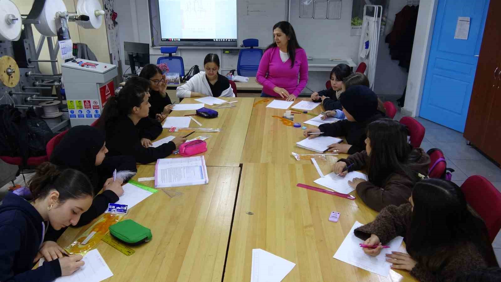 Mezun olduğu lisede 30 yıldır öğretmenlik yapıyor
