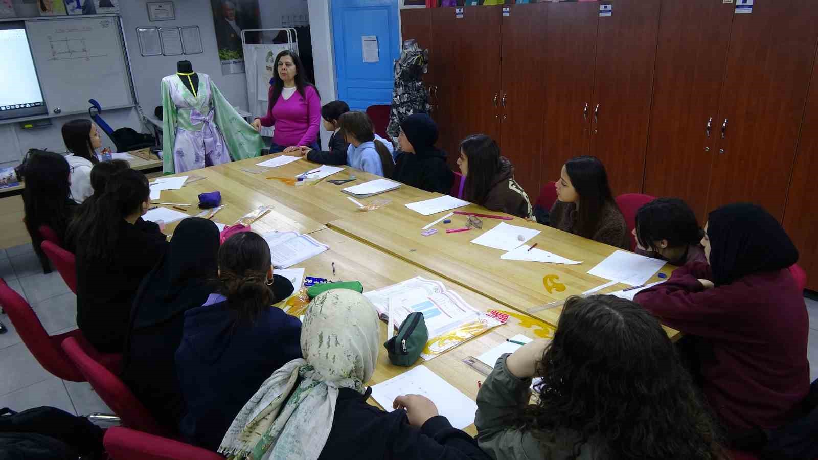 Mezun olduğu lisede 30 yıldır öğretmenlik yapıyor
