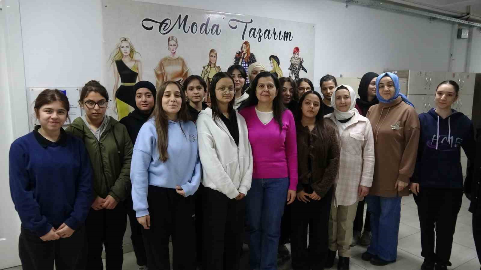 Mezun olduğu lisede 30 yıldır öğretmenlik yapıyor
