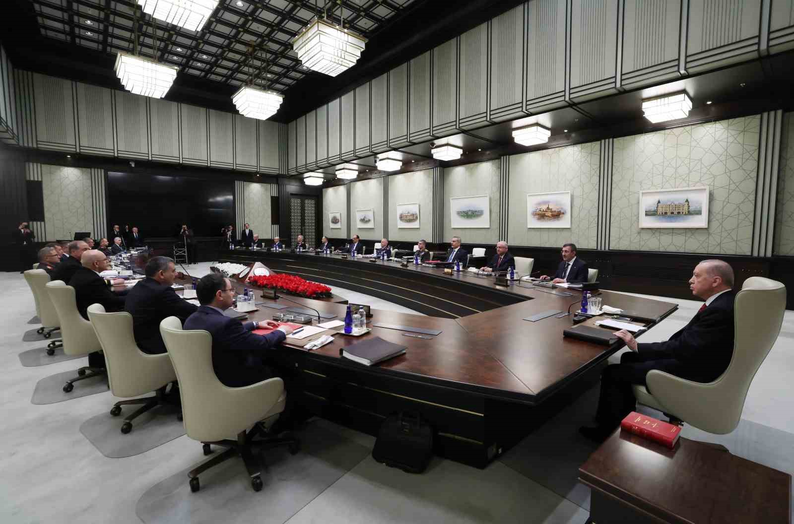 MGK Bildirisi: "Terörün milletimizin gündeminden geri dönmemek üzere çıkarılacağı vurgulanmıştır"
MGK Bildirisi: "Terörün milletimizin gündeminden geri dönmemek üzere çıkarılacağı vurgulanmıştır"