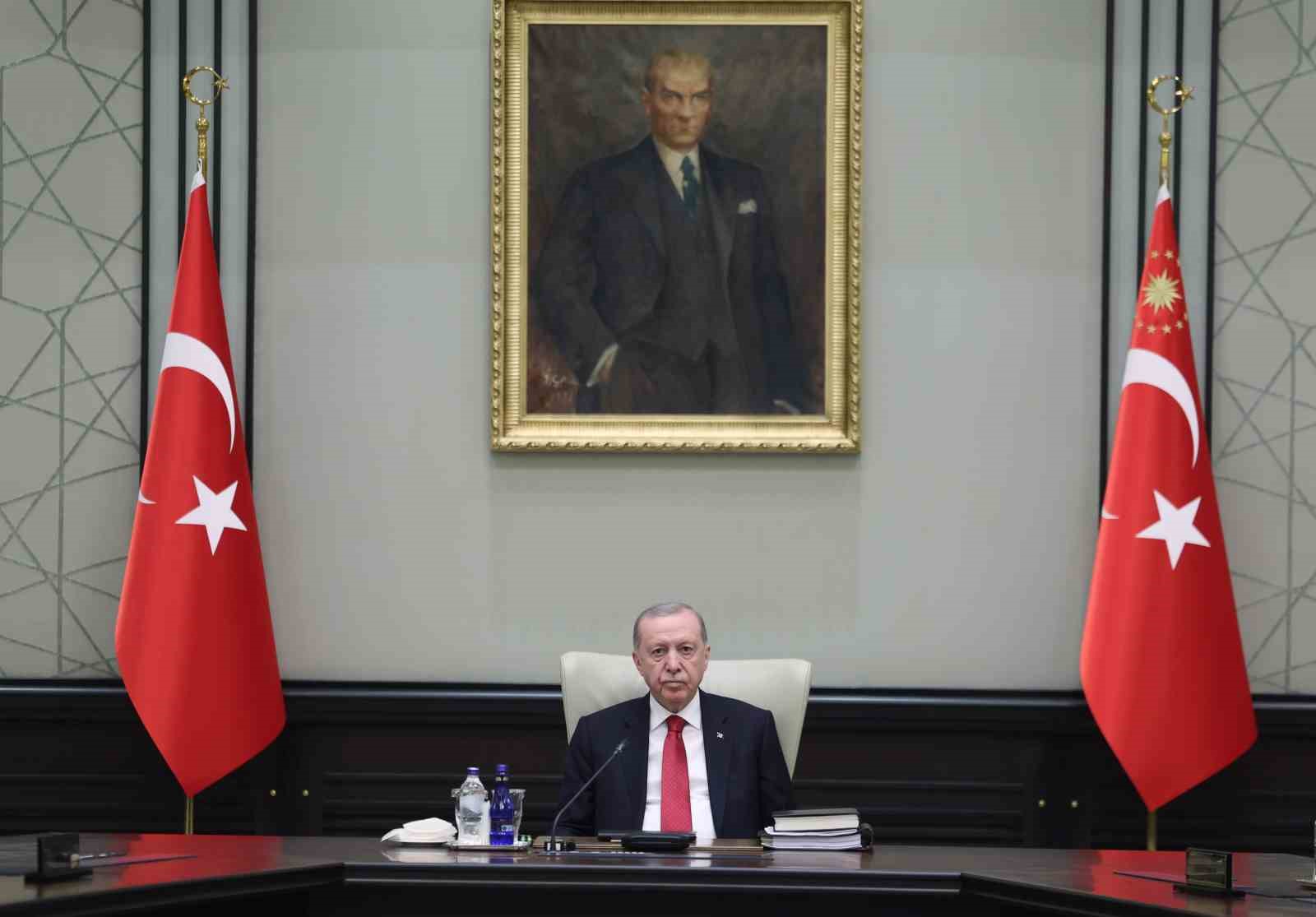 MGK Bildirisi: "Terörün milletimizin gündeminden geri dönmemek üzere çıkarılacağı vurgulanmıştır"
MGK Bildirisi: "Terörün milletimizin gündeminden geri dönmemek üzere çıkarılacağı vurgulanmıştır"