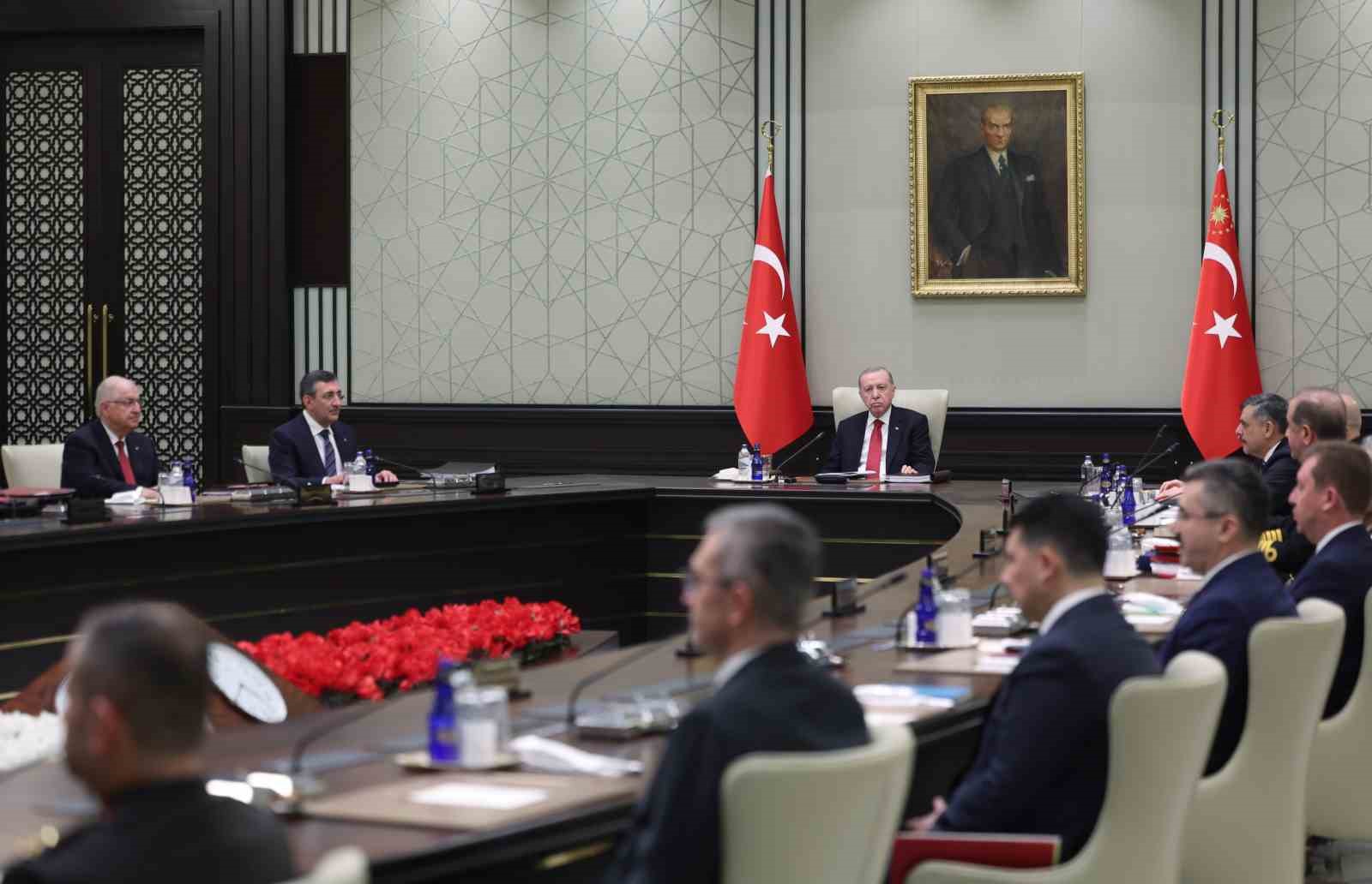 MGK Bildirisi: "Terörün milletimizin gündeminden geri dönmemek üzere çıkarılacağı vurgulanmıştır"
MGK Bildirisi: "Terörün milletimizin gündeminden geri dönmemek üzere çıkarılacağı vurgulanmıştır"