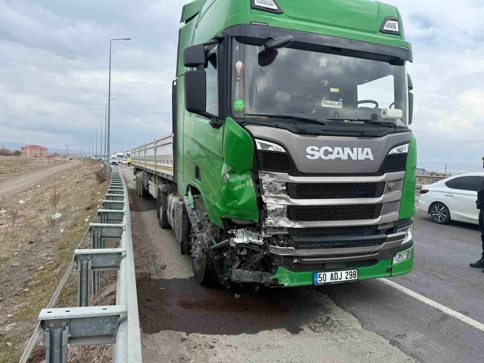 MHP eski milletvekilinin oğlunun yaralandığı kaza kamerada
