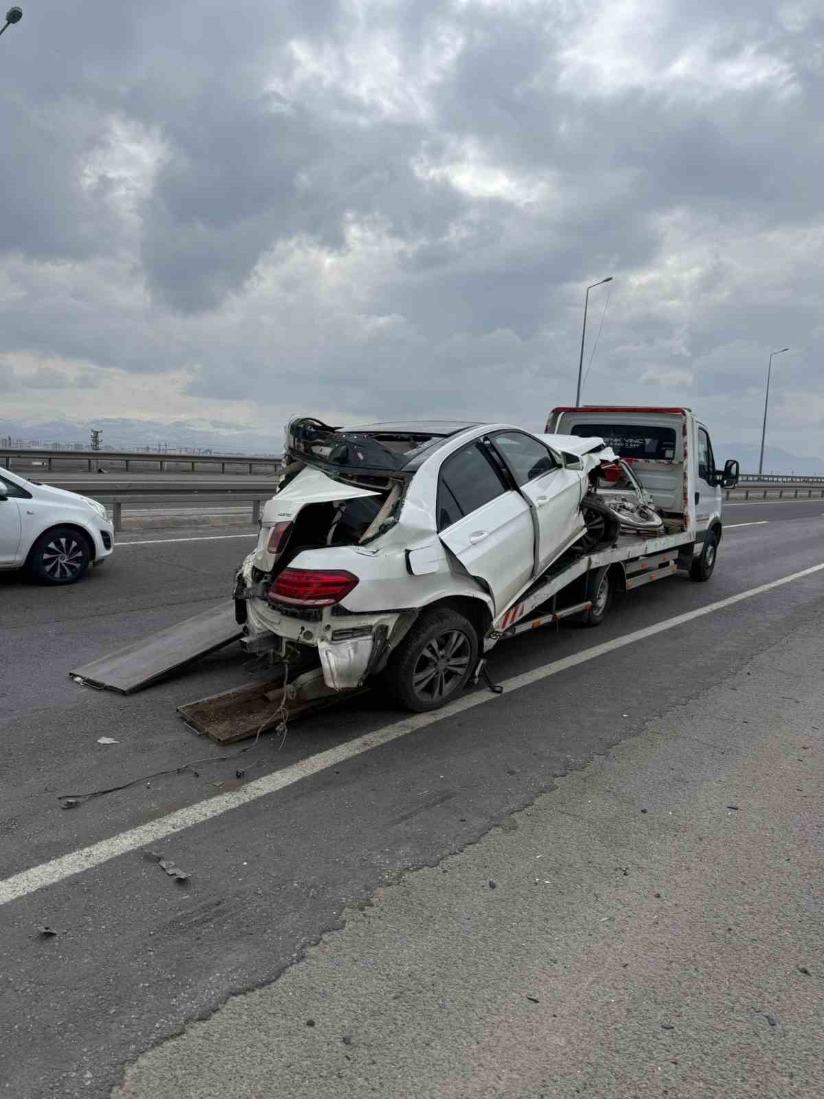 MHP eski milletvekilinin oğlunun yaralandığı kaza kamerada
