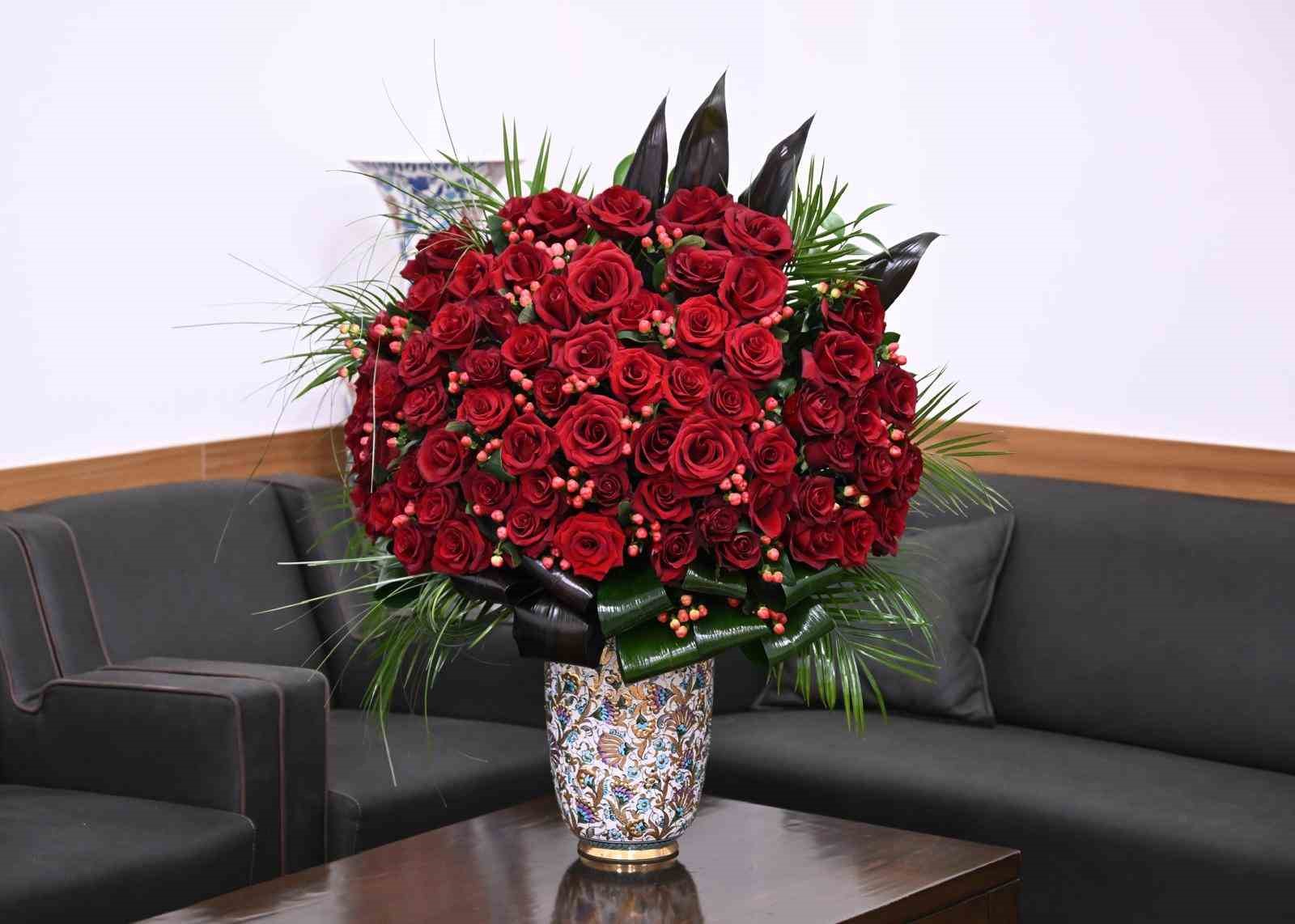 MHP lideri Bahçeli, Cumhurbaşkanı Erdoğan’a 72 gül ve özel tasarım tablo gönderdi
