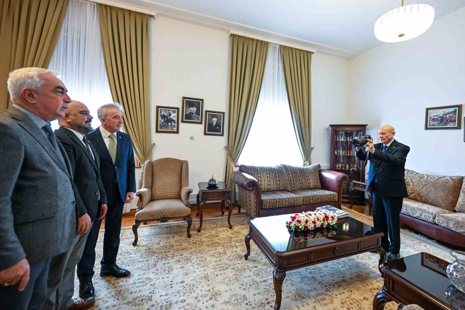 MHP Lideri Bahçeli, TFMD heyetinin fotoğrafını bizzat çekti
