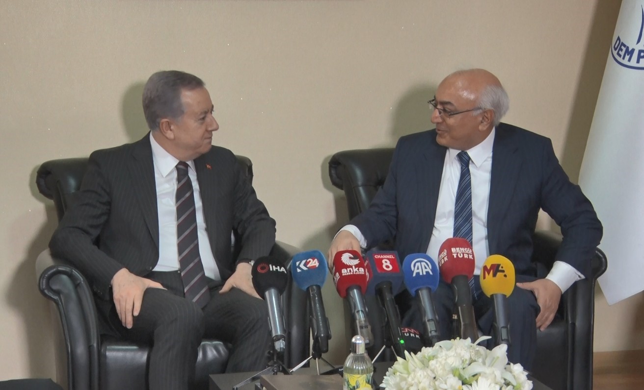 MHP ve DEM Parti bayramlaştı
MHP ve DEM Parti bayramlaştı