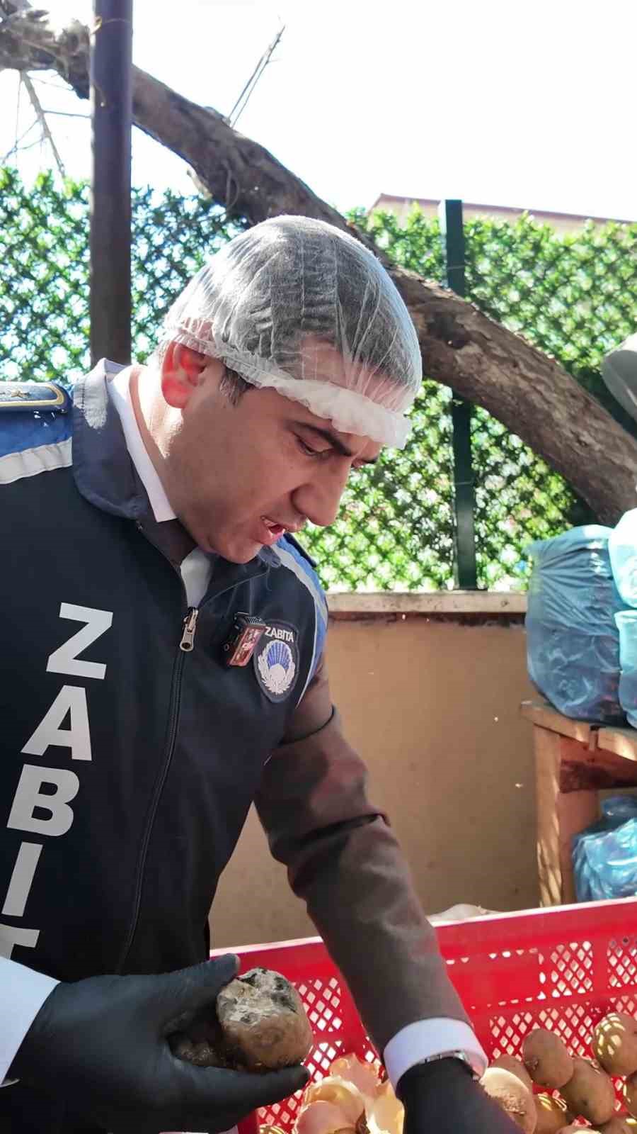 Mide bulandıran tencerenin bulunduğu yemekhane mutfağında üzerinde sinekler uçuşan çürümüş patatesler zabıta ekiplerini hayrete düşürdü
