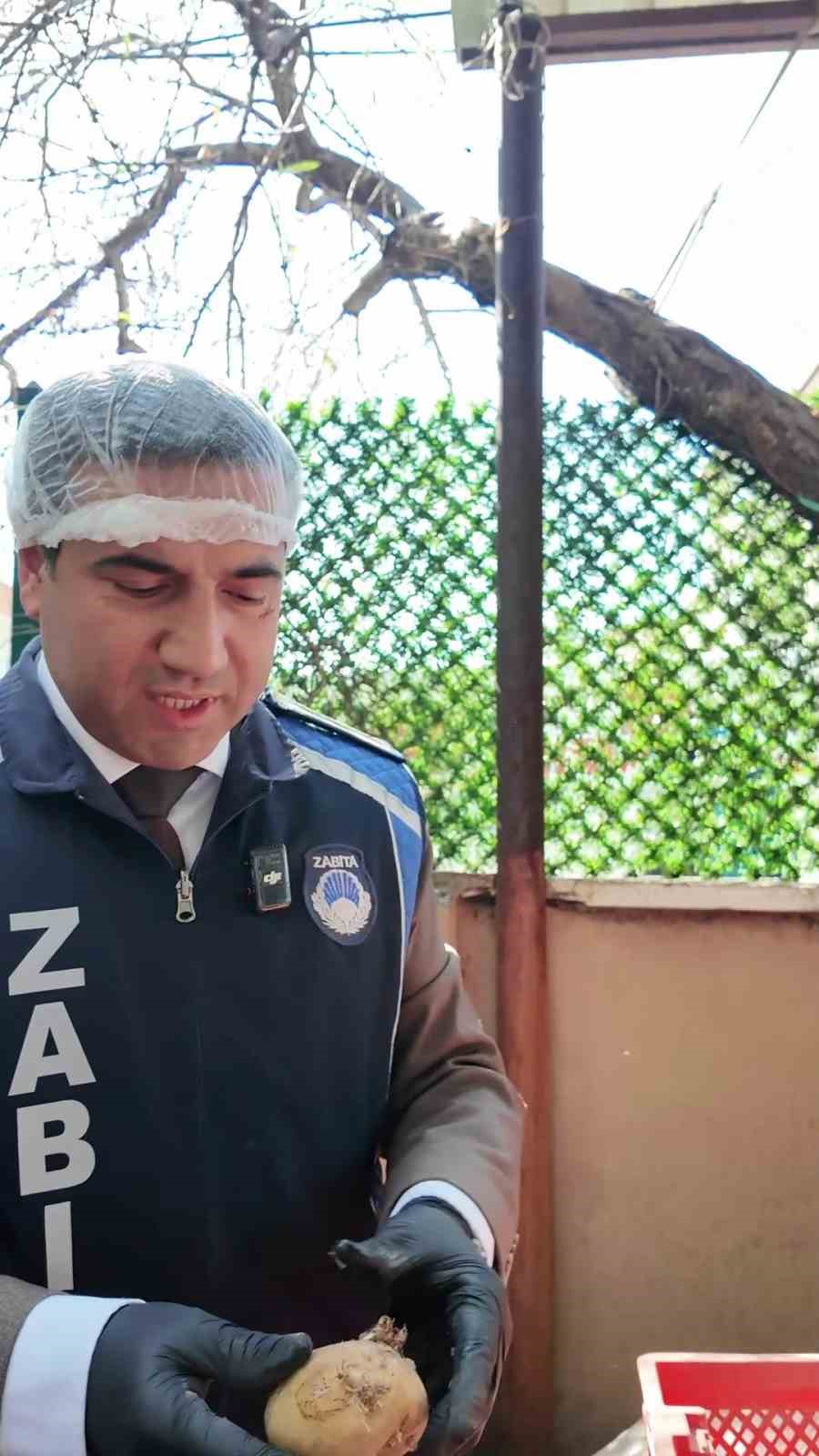 Mide bulandıran tencerenin bulunduğu yemekhane mutfağında üzerinde sinekler uçuşan çürümüş patatesler zabıta ekiplerini hayrete düşürdü
