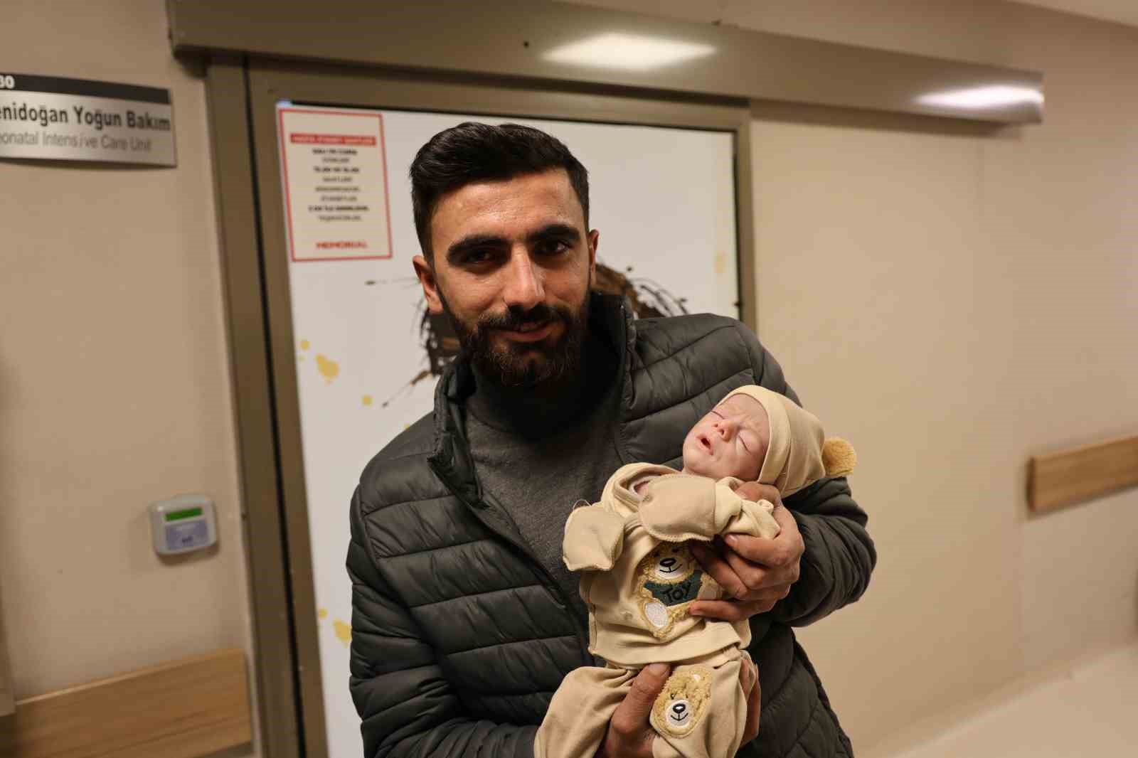 Mide ve bağırsakları karnının dışında doğan 44 günlük bebek iki ameliyat geçirdi
