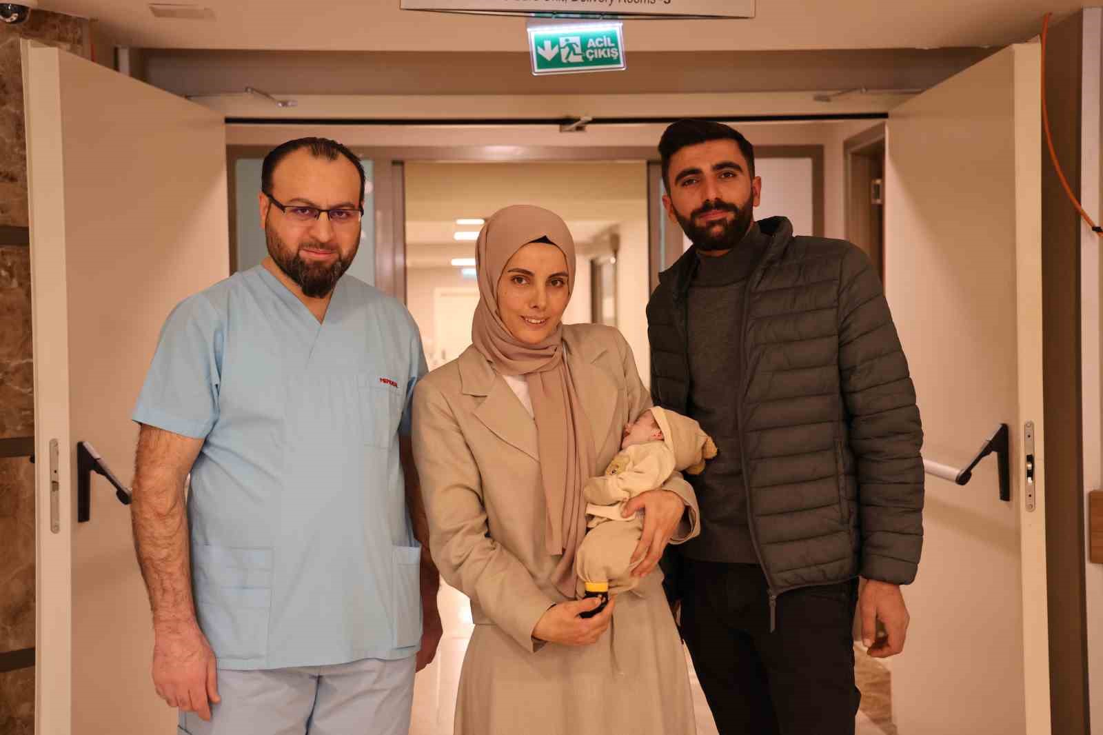 Mide ve bağırsakları karnının dışında doğan 44 günlük bebek iki ameliyat geçirdi
