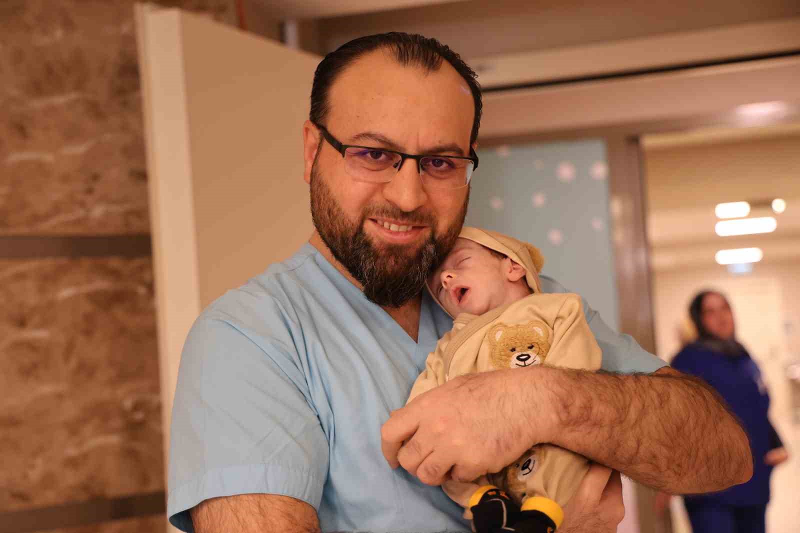 Mide ve bağırsakları karnının dışında doğan 44 günlük bebek iki ameliyat geçirdi
