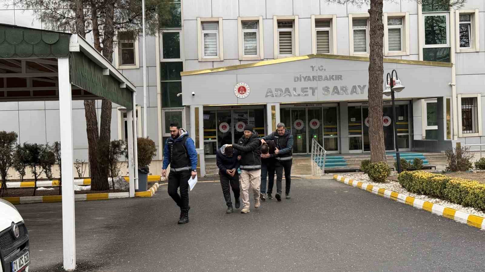 Midelerinde taşıdıkları 807 gram uyuşturucu ile yakalanan 2 kişi tutuklandı
