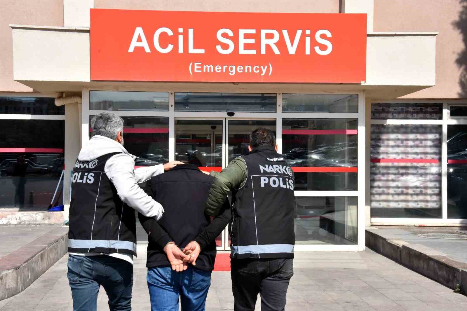 Midelerinde uyuşturucu sevkiyatı yapan 2 torbacı tutuklandı
