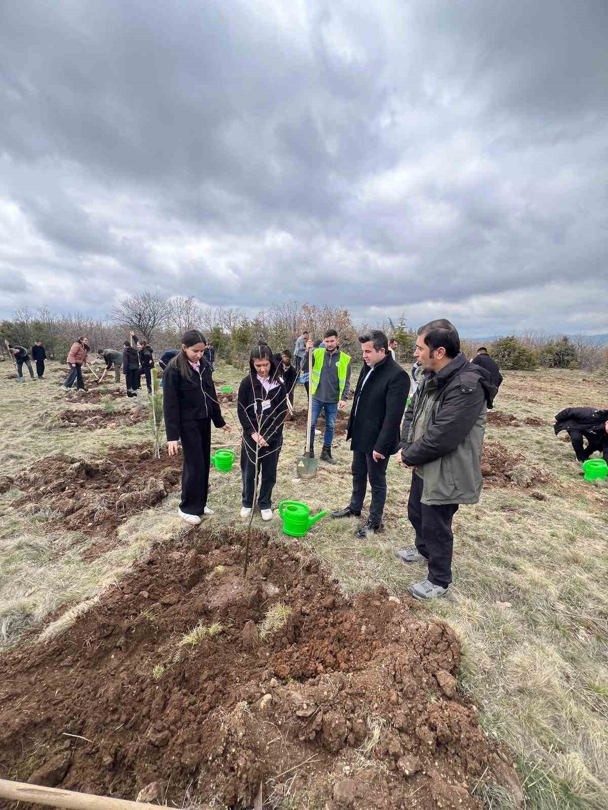 Mihalıççık’ta 100 fidan toprakla buluştu
