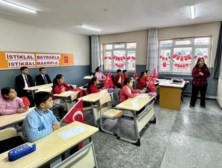 Mihalıççık’ta ilk ders ’Bayrak Sevgisi’ oldu

