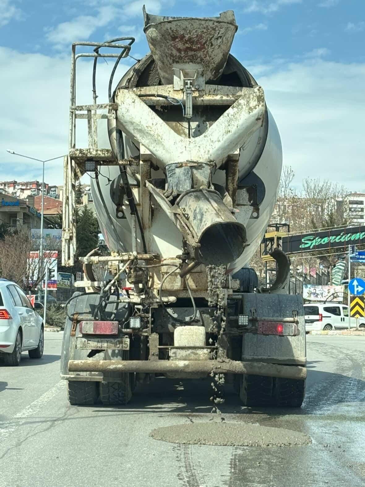 Mikserden taşan beton, asfalt yola döküldü
