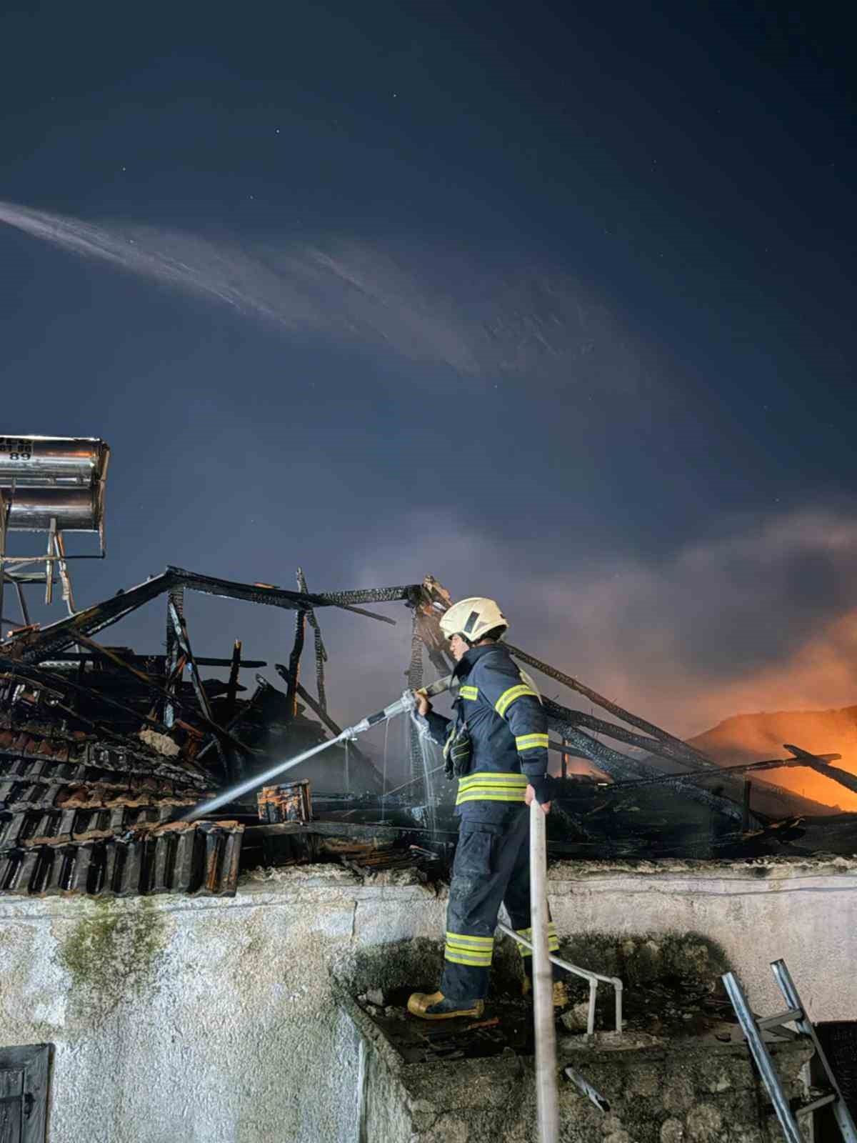 Milas’ta çatı yangını
